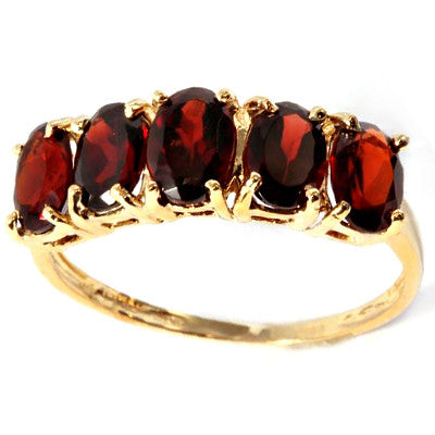 A stunningly beautiful 2.33 carat (tw) 5 oval cut genuine Garnets on a 10KT solid yellow gold ring. 